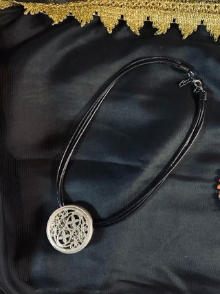 Collar Plateado con Cordón Negro