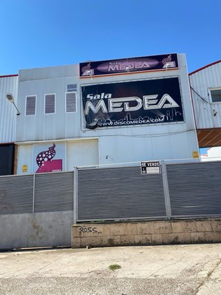 Nave a cien metros de la estación de ferrocarrild