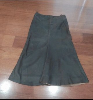 Falda midi de piel marrón