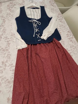 Traje baserritarra mujer azul y rojo