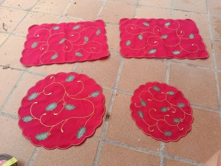 4 Salvamanteles Navideños Rojos con Hojas Doradas