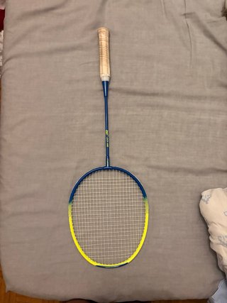 Raqueta de bádminton azul y amarilla y su volante