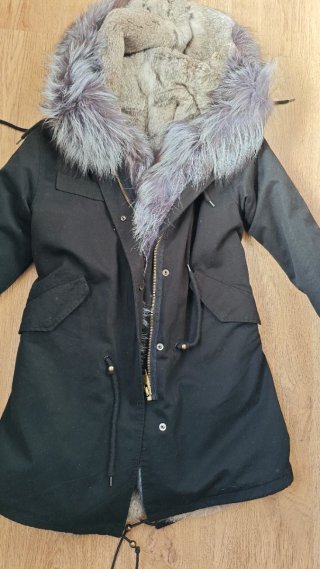 Parka Negra con Capucha de Pelo natural