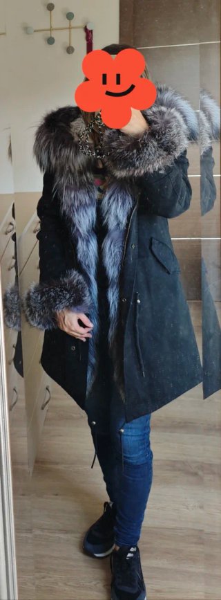 Parka Negra con Capucha de Pelo natural