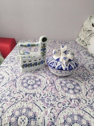 Plancha y botijo de cerámica decorados