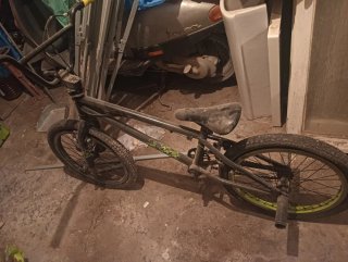 Bicicleta BMX Negra y Verde