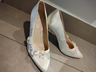 Tacones blancos con pedrería y flores