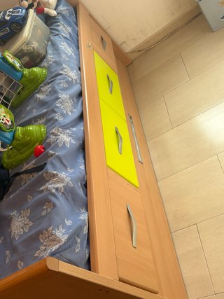 Cama nido con cajones de madera y plástico