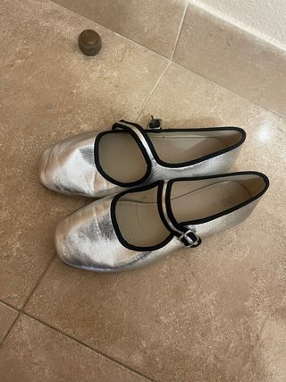 Zapatos plateados con tira