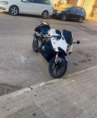 Hyosung GTR 125 Sportbike Negra y Blanca