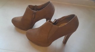 Zapatos Abotinados de Tacón Marrones