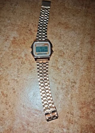 Reloj Digital Dorado