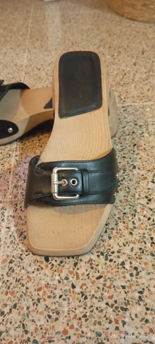 Zapatos de tacón de madera