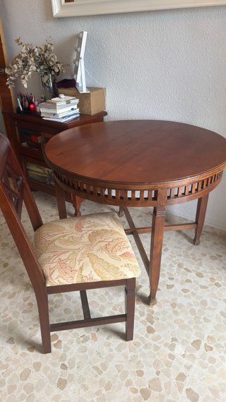 Mesa redonda de madera con 4 sillas