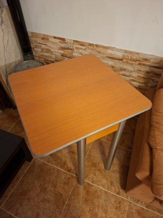 Mesa de cocina con cajón