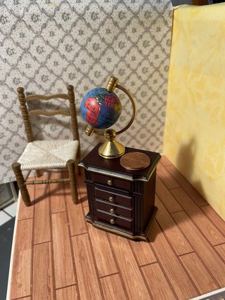 Mappamondo in miniatura per casa delle bambole