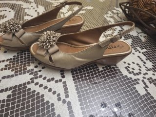 Zapatos de Tacón Pitillos Dorados Talla 38