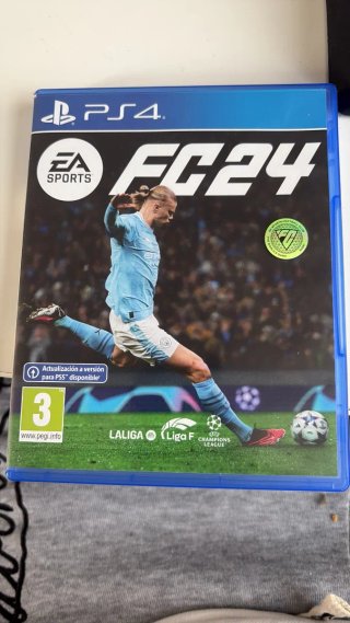 Play 4 con due controller e FIFA 24