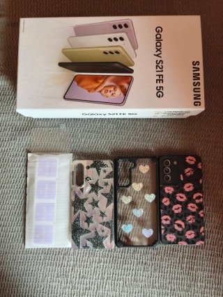 Samsung Galaxy S21 FE con 3 cover
