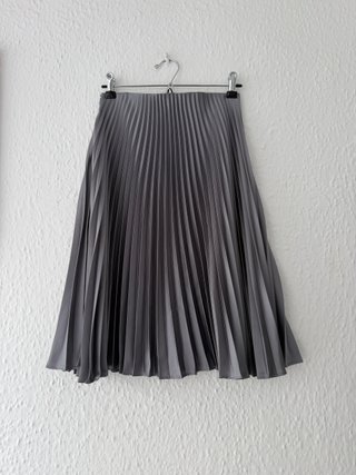 Falda plisada gris