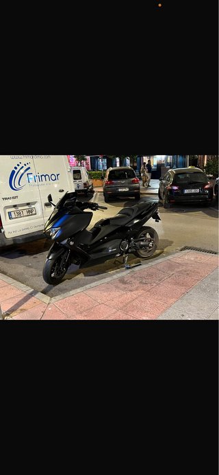Yamaha TMAX Negra