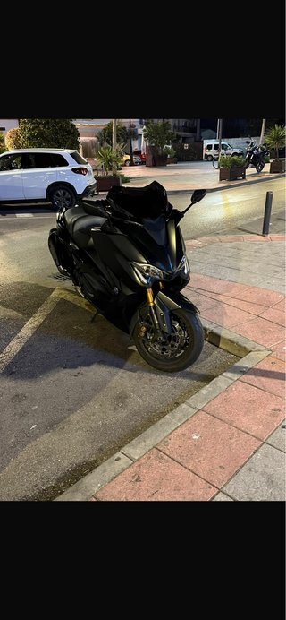 Yamaha TMAX Negra