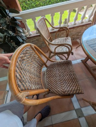 Mesa extensible madera jardín y 6 sillas mimbre