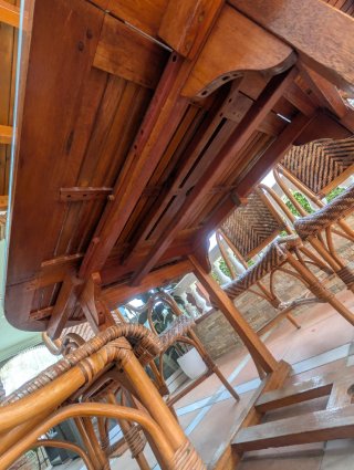 Mesa extensible madera jardín y 6 sillas mimbre