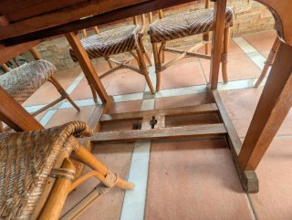 Mesa extensible madera jardín y 6 sillas mimbre