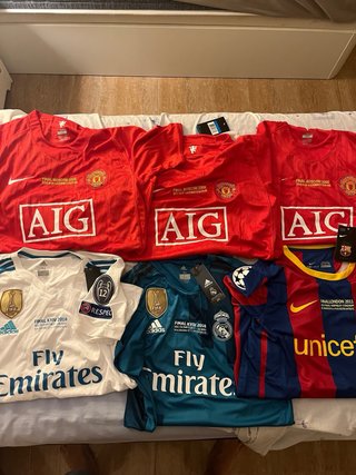 Camisetas de fútbol firmadas (Ronaldo, Messi)