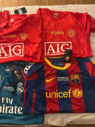 Camisetas de fútbol firmadas (Ronaldo, Messi)