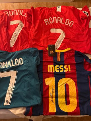 Camisetas de fútbol firmadas (Ronaldo, Messi)