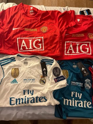 Camisetas de fútbol firmadas (Ronaldo, Messi)