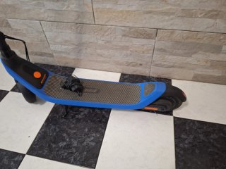 Patinete eléctrico azul con luces