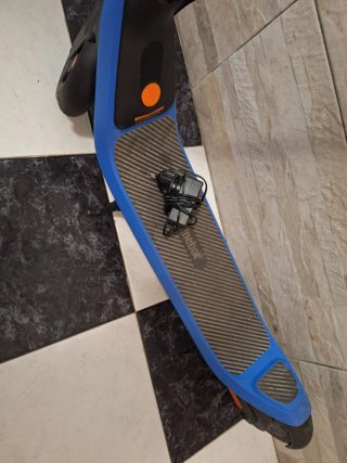 Patinete eléctrico azul con luces