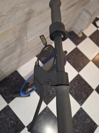 Patinete eléctrico azul con luces