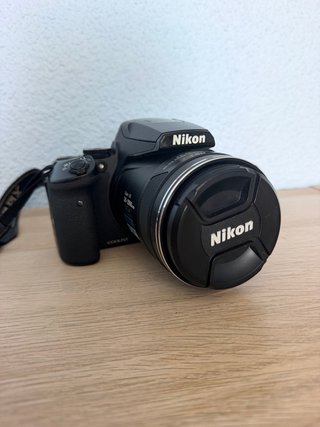 Cámara Nikon COOLPIX P900 con accesorios