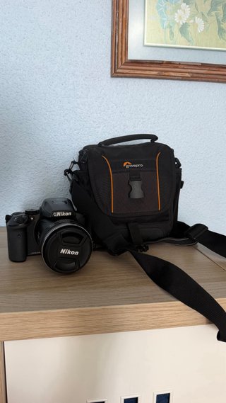 Cámara Nikon COOLPIX P900 con accesorios