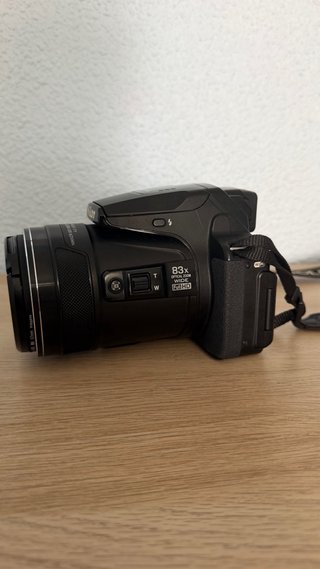 Cámara Nikon COOLPIX P900 con accesorios