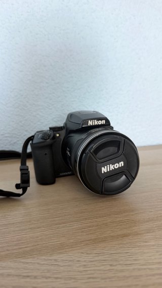 Cámara Nikon COOLPIX P900 con accesorios