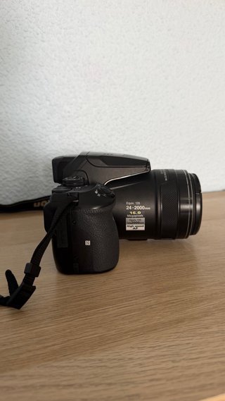 Cámara Nikon COOLPIX P900 con accesorios