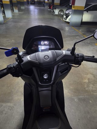 Yamaha NMAX Maxi Scooter Gris/Negro