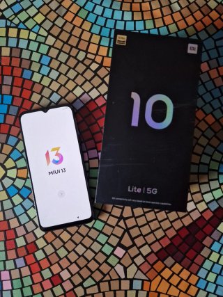 Smartphone Xiaomi 10 Lite 5G con design stilizzato e compatto