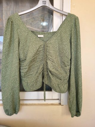 Blusa verde con estampado floral