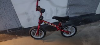 Bicicleta de aprendizaje Chicco roja