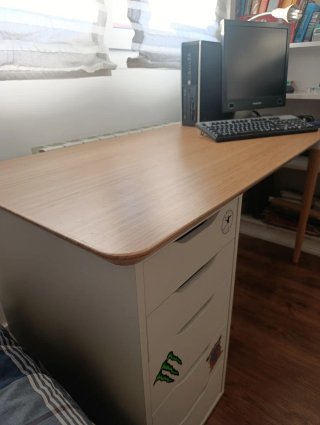 Escritorio Ikea madera bambú y blanco.