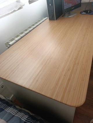 Escritorio Ikea madera bambú y blanco.
