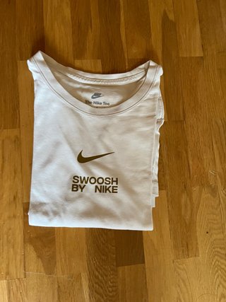 Camiseta Nike Swoosh by Nike Blanca