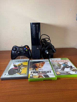 Xbox 360 E 250GB + Cavi + 3 Giochi
