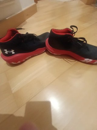 Zapatillas Under Armour Negras y Rojas